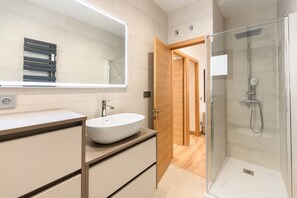 Shower - (DDS1014) 2 bedroom apartment in Goya, Salamanca District (Madrid)