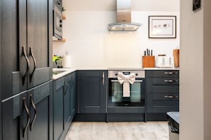 Fridge, microwave, oven, stovetop - Gorgeous 2 Bedroom Home in Cirencester (Cirencester)