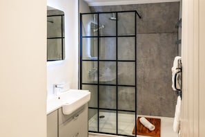Hair dryer, towels - Gorgeous 2 Bedroom Home in Cirencester (Cirencester)