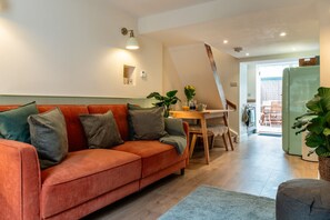 TV - Beautiful One Bedroom Home in Glastonbury (Glastonbury)