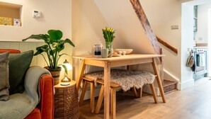 A cozy living room with a wooden table, a plant, and a small lamp. - Beautiful One Bedroom Home in Glastonbury (Glastonbury)
