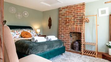 2 bedrooms, desk, iron/ironing board, WiFi
