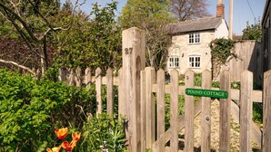 A wooden fence with a sign reading 'Pound Cottage.' - Beautiful Two Bedroom Cottage in Oxfordshire (Warborough)
