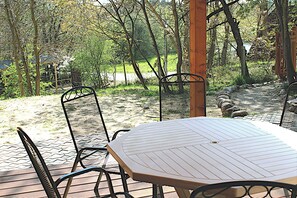 Outdoor dining - Vrbo Property (Marlow)