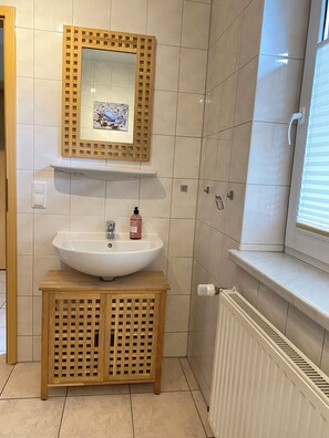 Bathroom - Vrbo Property (Marlow)