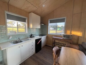 Private kitchen - Farmstay cottage on picturesque farmland.15 minutes from Goulburn (Parkesbourne)