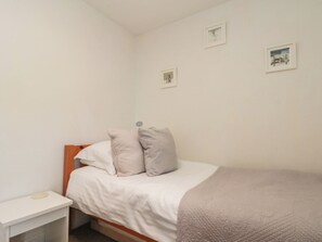2 Schlafzimmer, individuell dekoriert, individuell eingerichtet