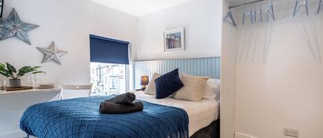 Iron/ironing board, bed sheets