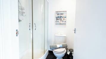 Regadera, jabón, shampoo, papel de baño