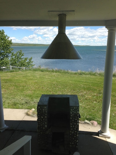 Beautiful 3-bedroom 2 bath home on Duck Lake near Glacier Park for your getaway