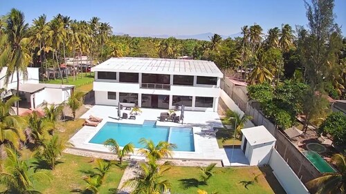 Charming Beachfront 6-bedroom villa with AC in Playa San Marcelino