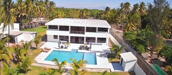 Charming Beachfront 6-bedroom villa with AC in Playa San Marcelino