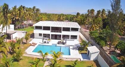 Charming Beachfront 6-bedroom villa with AC in Playa San Marcelino