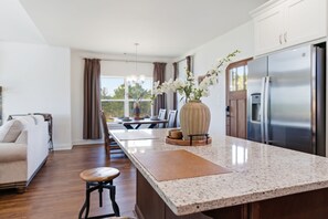 Dining - New luxury cabin in Talking Rock, GA. Hot Tub, Pool, Trails, Fire Pitts, Nature. (Talking Rock)