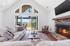 TV, fireplace - New luxury cabin in Talking Rock, GA. Hot Tub, Pool, Trails, Fire Pitts, Nature. (Talking Rock)