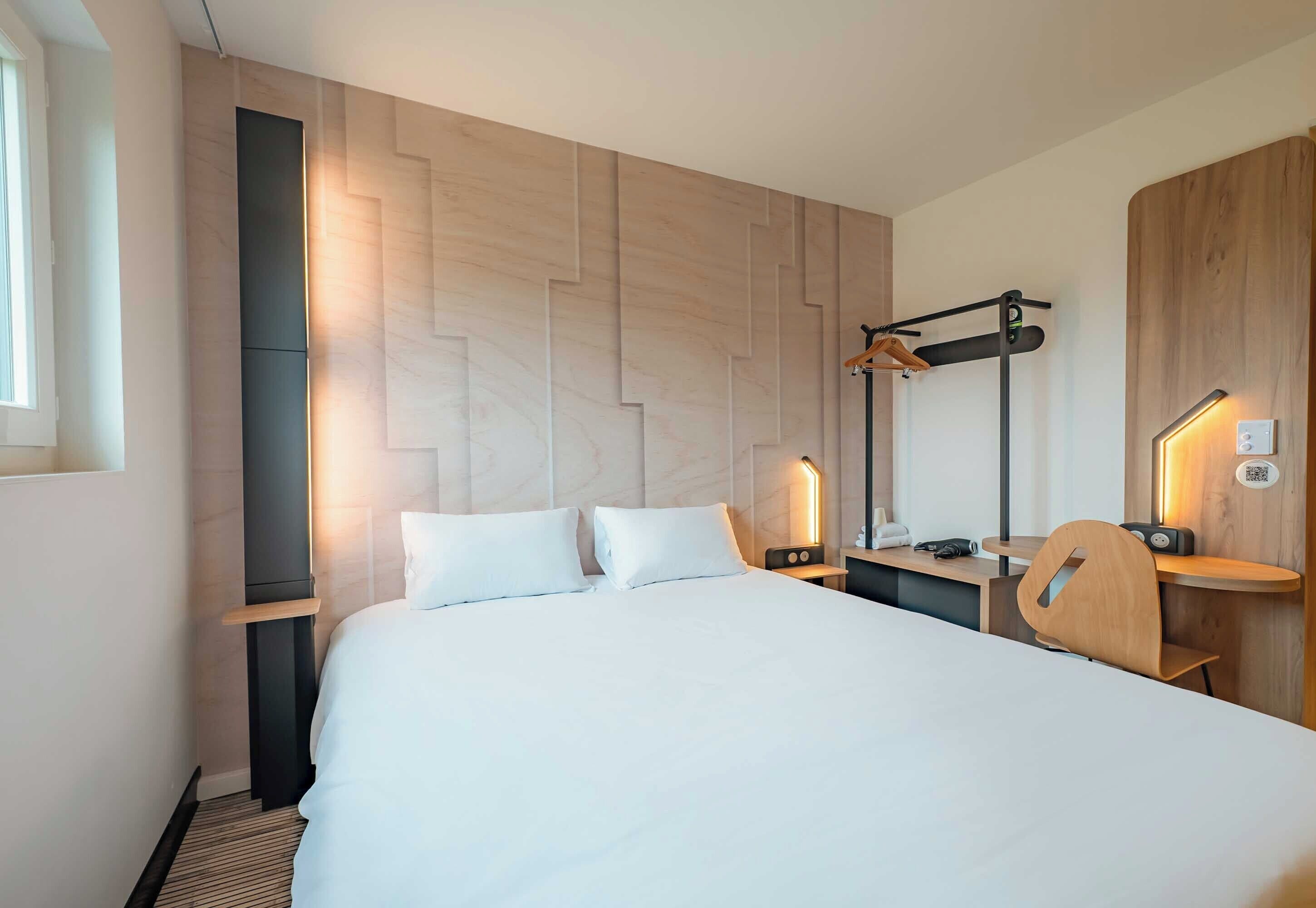 Een bureau, gratis wifi, beddengoed