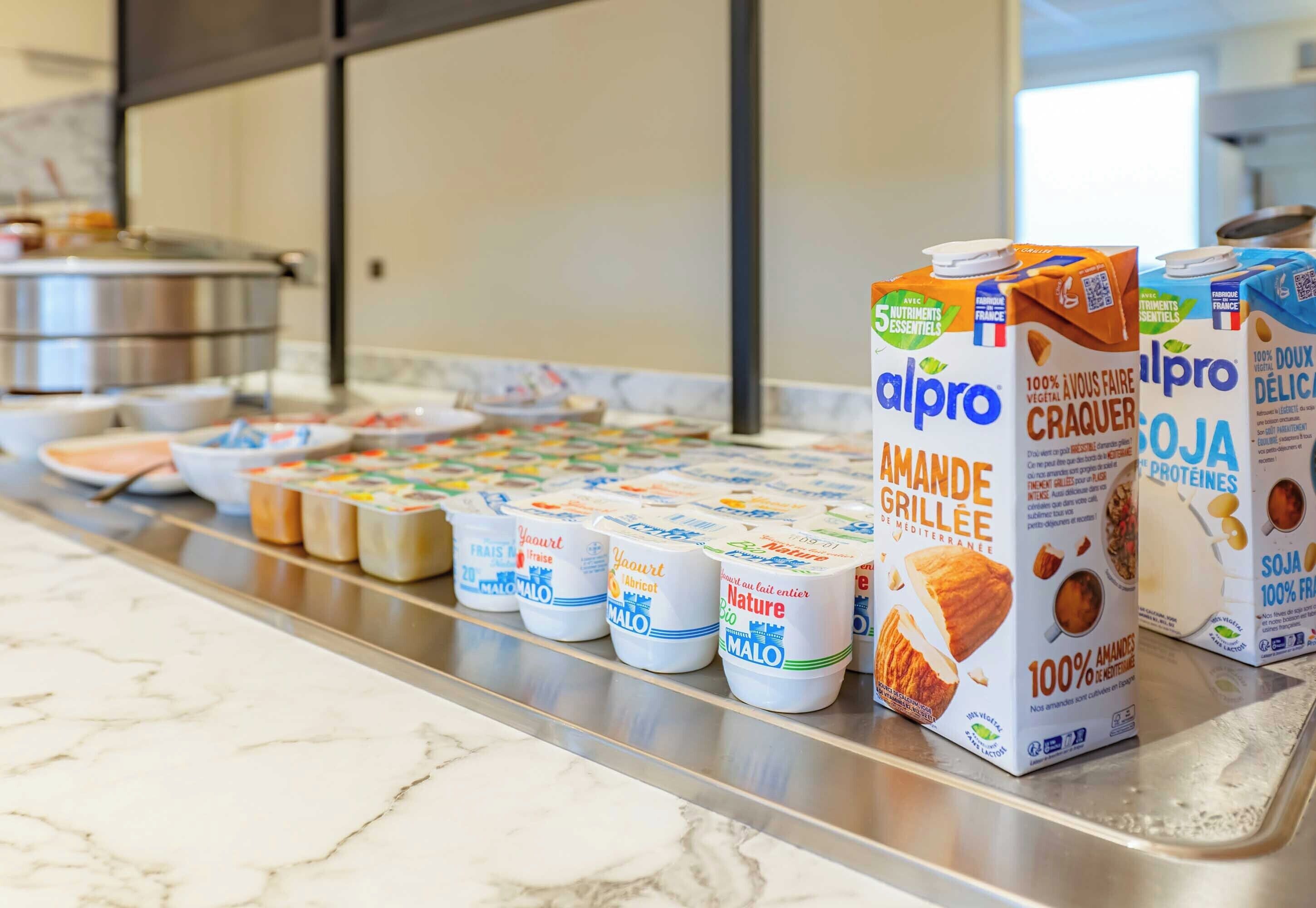 En buffet med forskellige mejeriprodukter, heriblandt yoghurt og mælkekartoner.