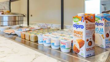 En buffet med forskellige mejeriprodukter, heriblandt yoghurt og mælkekartoner.