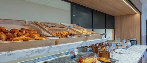 朝食 (ビュッフェ)、毎日提供 (有料)