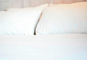 Escritorio, wifi gratis y ropa de cama