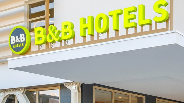 Een bord van een Bed & Breakfast met een rond logo en de naam in grote letters.