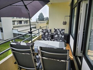 Outdoor dining - Stylish vacation apartment Seeluft in Großenbrode. Balcony with wonderful sea view. Family-friendly furnishings and maximum sleeping comfort in a box-spring bed. Practical washing machine and iron (Großenbrode)