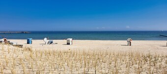 Stylish vacation apartment Seeluft in Großenbrode. Balcony with wonderful sea view. Family-friendly furnishings and maximum sleeping comfort in a box-spring bed. Practical washing machine and iron