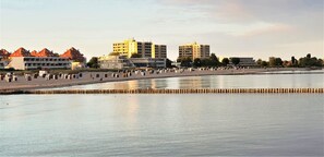 Beach nearby - Stylish vacation apartment Seeluft in Großenbrode. Balcony with wonderful sea view. Family-friendly furnishings and maximum sleeping comfort in a box-spring bed. Practical washing machine and iron (Großenbrode)