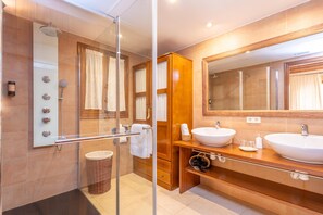 Kamar Double Superior, pemandangan kebun | Kamar mandi | Perlengkapan mandi gratis, pengering rambut, handuk, dan sabun