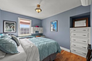 Desk, iron/ironing board, WiFi, bed sheets