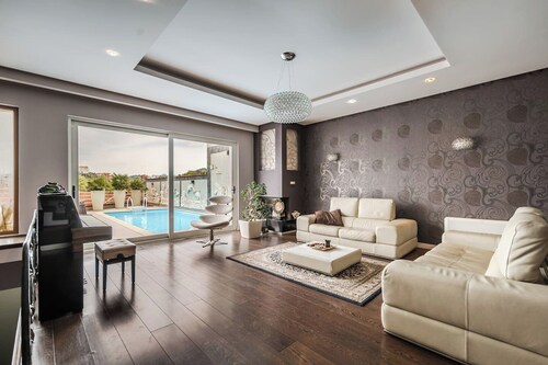 Tranquility Villa with Pool | Private Garden & BBQ by PikHost