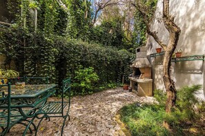 Outdoor dining - Tranquility Villa with Pool | Private Garden & BBQ by PikHost (Tiranë)