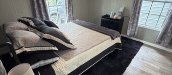 Cozy 1-bedroom cabin close to Lake Sam Rayburn. 
