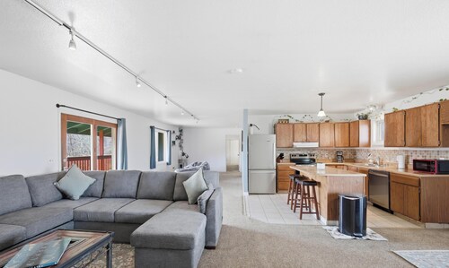 Spacious 3-bd 2 ba in Palmer w/Large garage in Prime Location & Scenic views