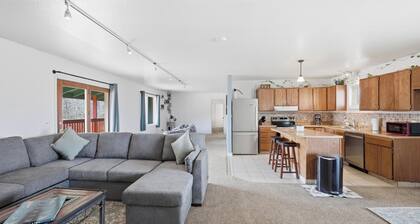 Spacious 3-bd 2 ba in Palmer w/Large garage in Prime Location & Scenic views