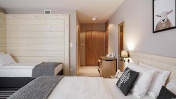 Quarto triplo clássico, sacada, vista para o jardim | Escrivaninha, quartos à prova de som, ferros/tábuas de passar roupa