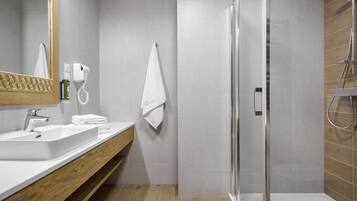 Ducha, artículos de higiene personal gratuitos y secador de pelo