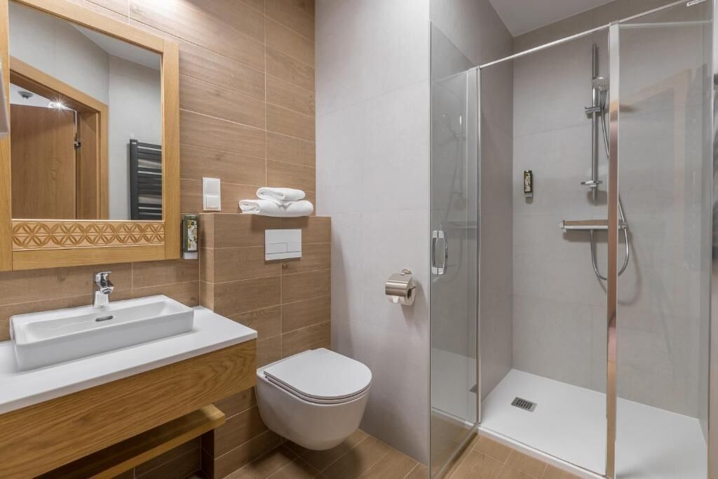 Habitación triple clásica, balcón, vista al jardín | Baño