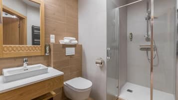 Kamar Triple Klasik, balkon, pemandangan kebun | Kamar mandi