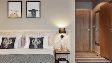 Familien-Vierbettzimmer, Balkon, Gartenblick | Schreibtisch, schallisolierte Zimmer, Bügeleisen/Bügelbrett