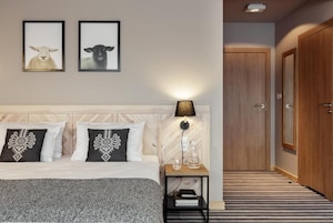 Habitación cuádruple familiar, balcón, vistas al jardín | Escritorio, sistema de insonorización, tabla de planchar con plancha