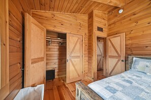 5 bedrooms, desk, iron/ironing board, travel cot - Experience the quiet beauty of the Amish countryside at Sprinkle Bottom Lodge. (Sullivan)