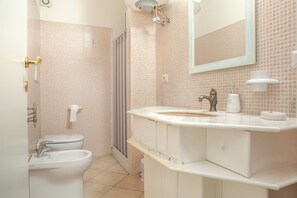 Apartment, Sea View | Bathroom | Shower, free toiletries, hair dryer, towels - Poseida Bay - Beautiful Sea View (Paduledda)