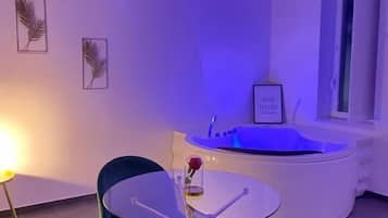 Suite, Balcony, Garden View | Interior