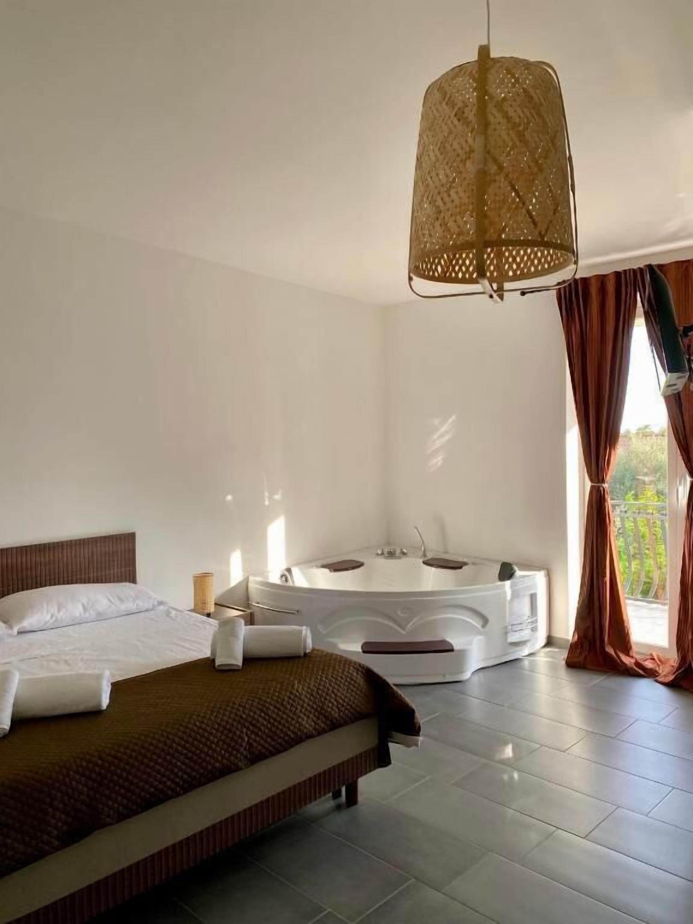 suite mambu | Blackout drapes, soundproofing, iron/ironing board, free WiFi