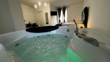 Verdunkelungsvorhänge, schallisolierte Zimmer, Bügeleisen/Bügelbrett