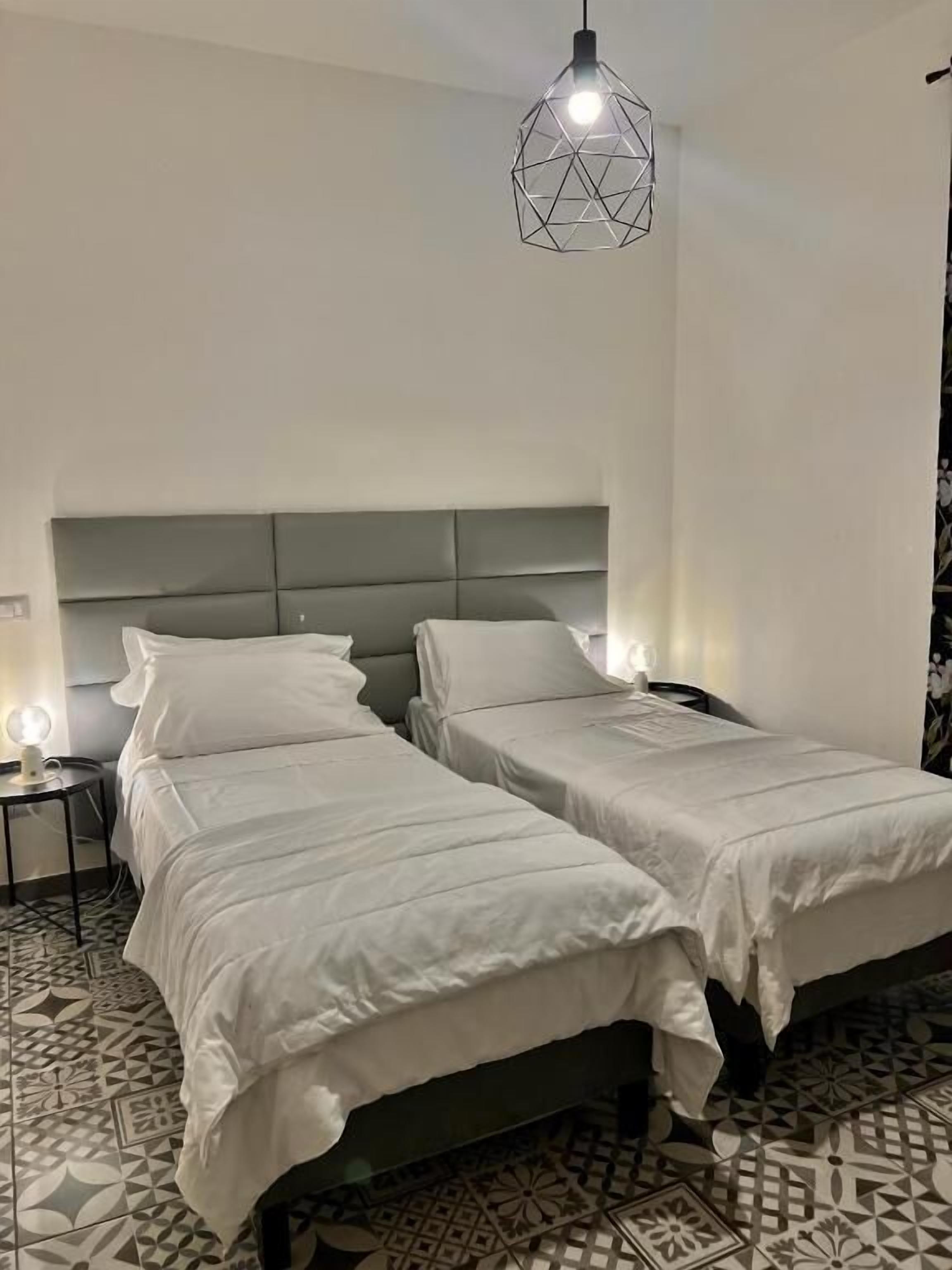 Kamar Double Standar, pemandangan kebun