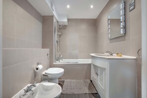 Shower, hair dryer, towels, shampoo - Spacious Knightsbridge Apartment with Balcony (Greater London)