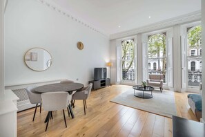 Interior - Spacious Knightsbridge Apartment with Balcony (Greater London)