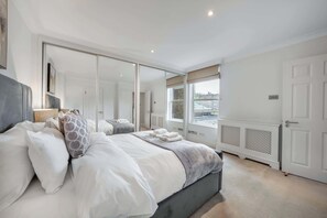 2 bedrooms, iron/ironing board, travel cot, WiFi - Spacious Knightsbridge Apartment with Balcony (Greater London)